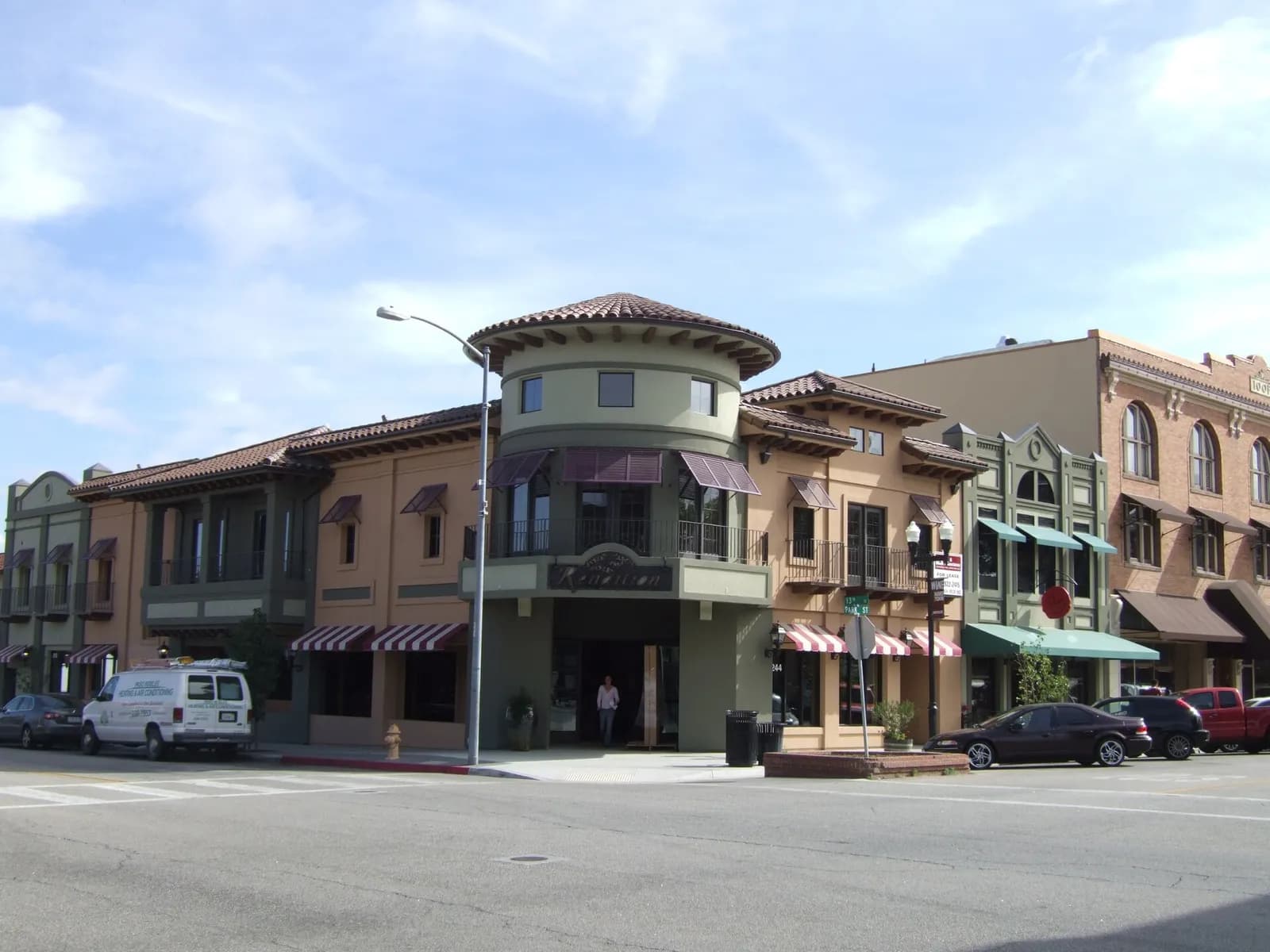 bâtiments historiques du centre-ville de Paso Robles sous un ciel bleu