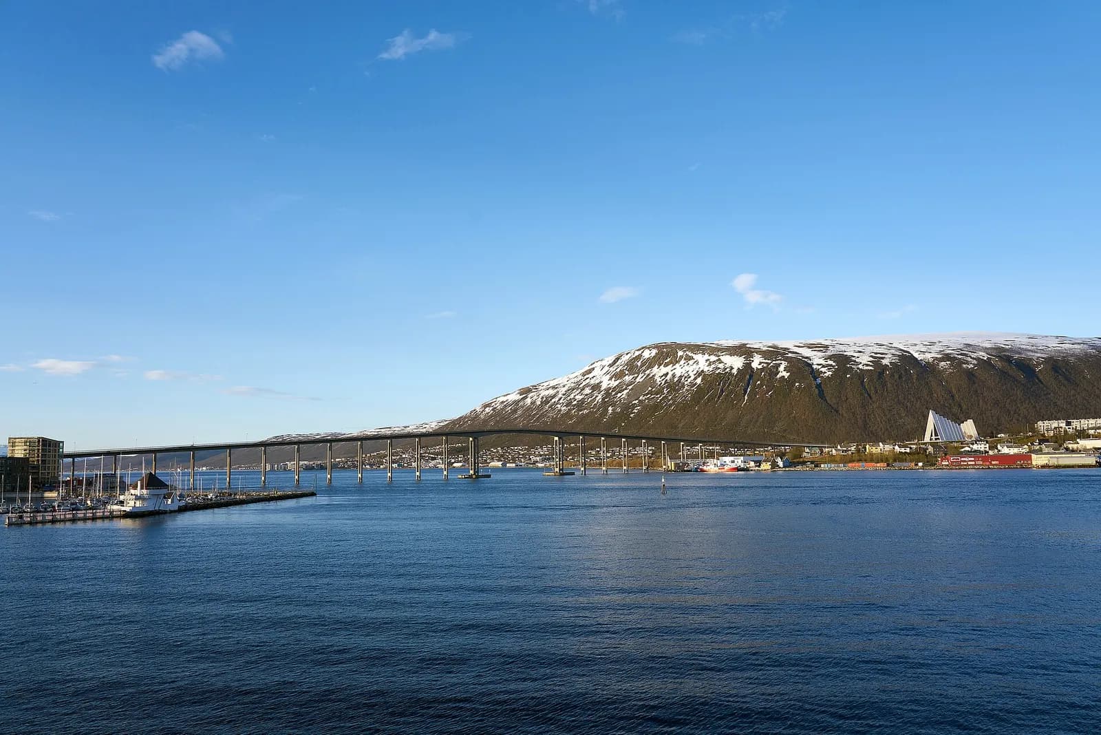 la cathédrale arctique au pied de la montagne, au bout du pont de Tromsø