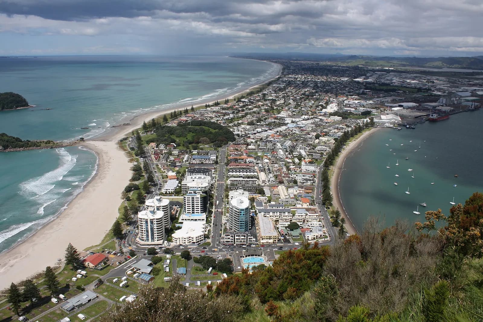 la ville de Mount Maunganui et le port de Tauranga vus depuis le sommet du Mauao