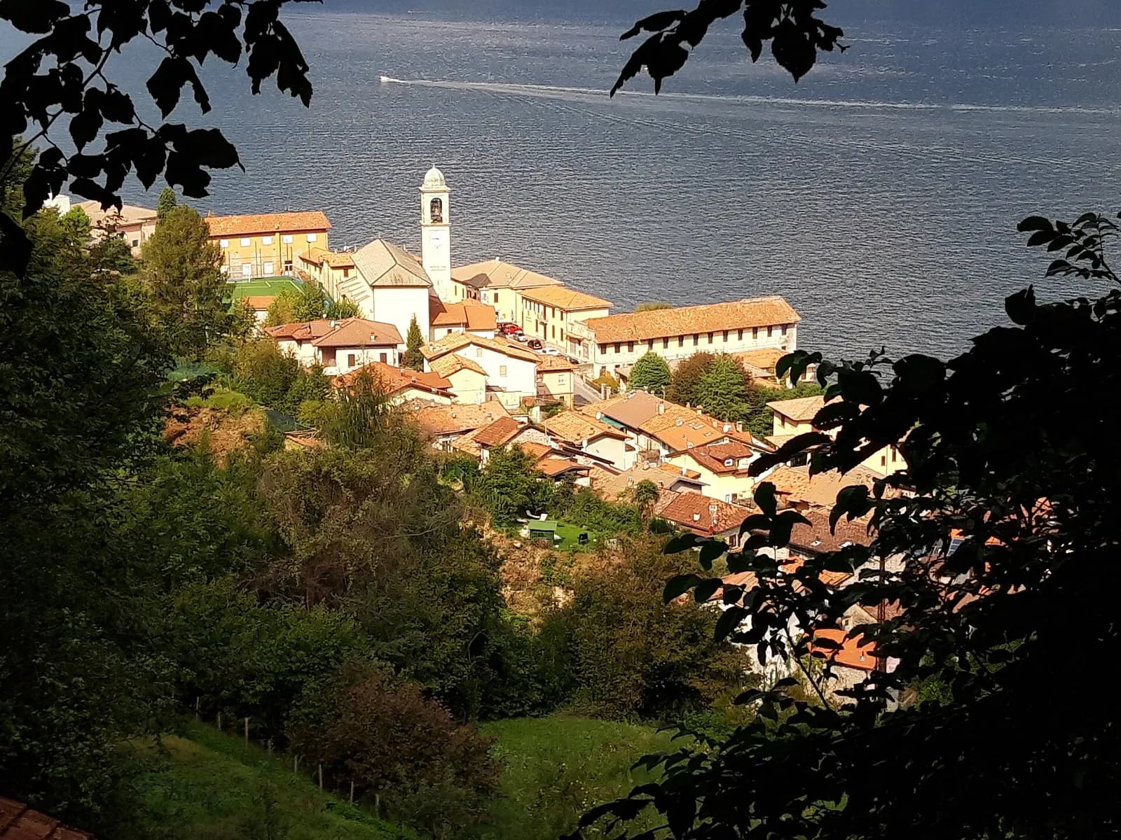 les maisons et le clocher de Lezzeno vus depuis un chemin dominant le lac de Côme