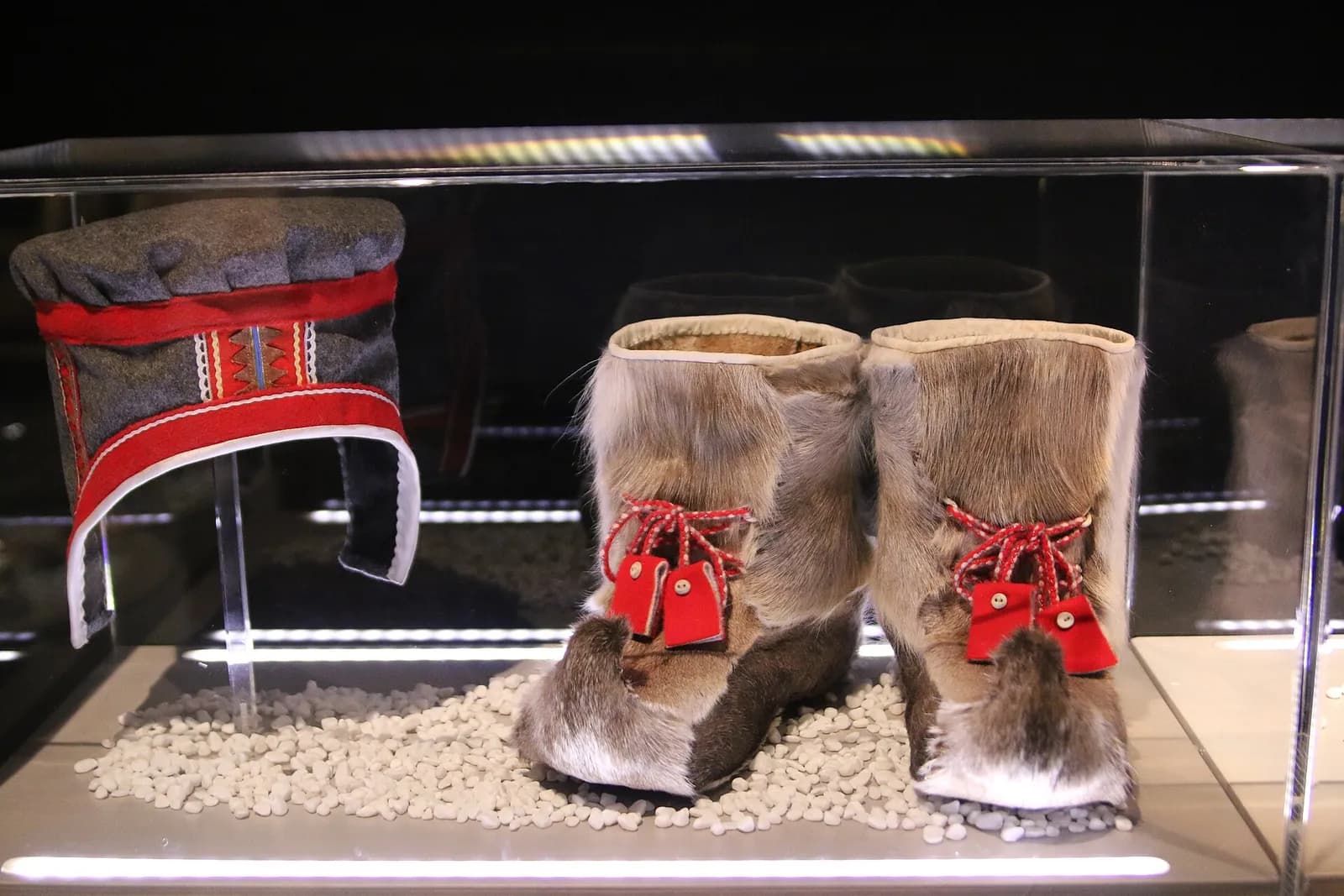 bottes en peau de renne et bonnet brodé, pièces d'artisanat sami duodji