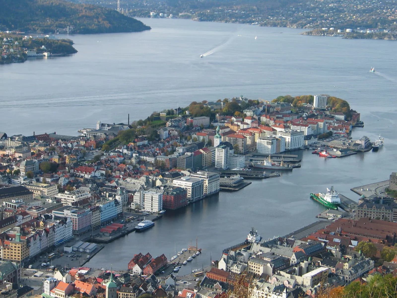 vue plongeante sur la péninsule de Nordnes et le port de Bergen depuis le mont Fløyen