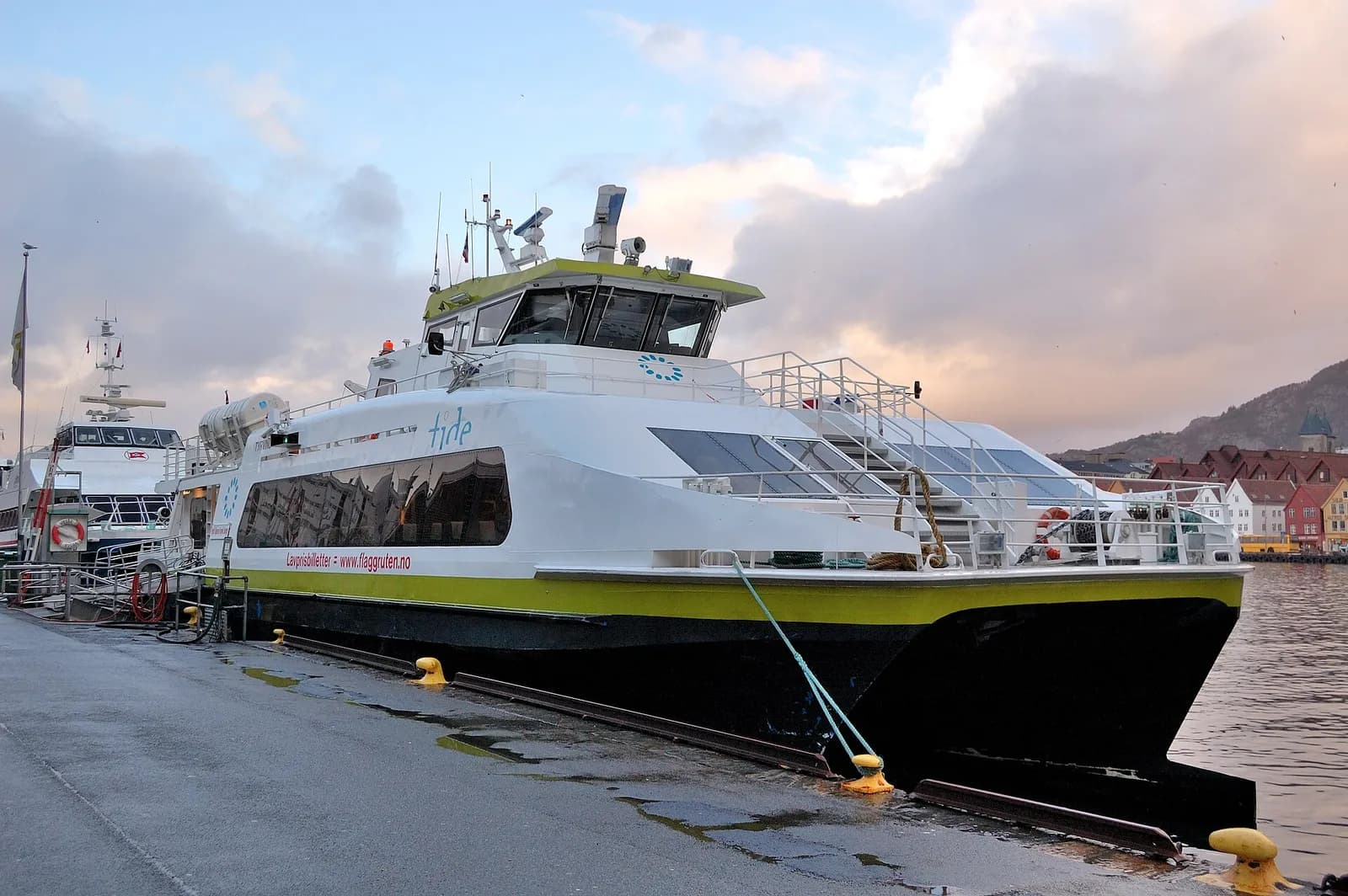 catamaran rapide à quai au port de Strandkaien à Bergen