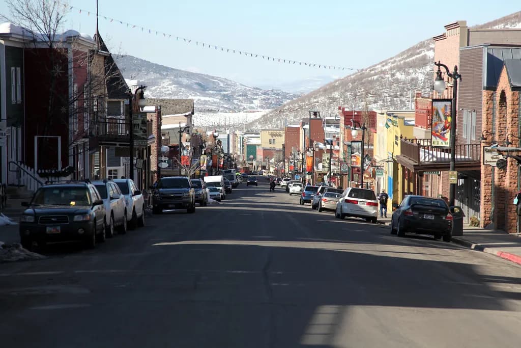 Main Street à Park City, bordée de façades historiques, avec les pistes enneigées au fond