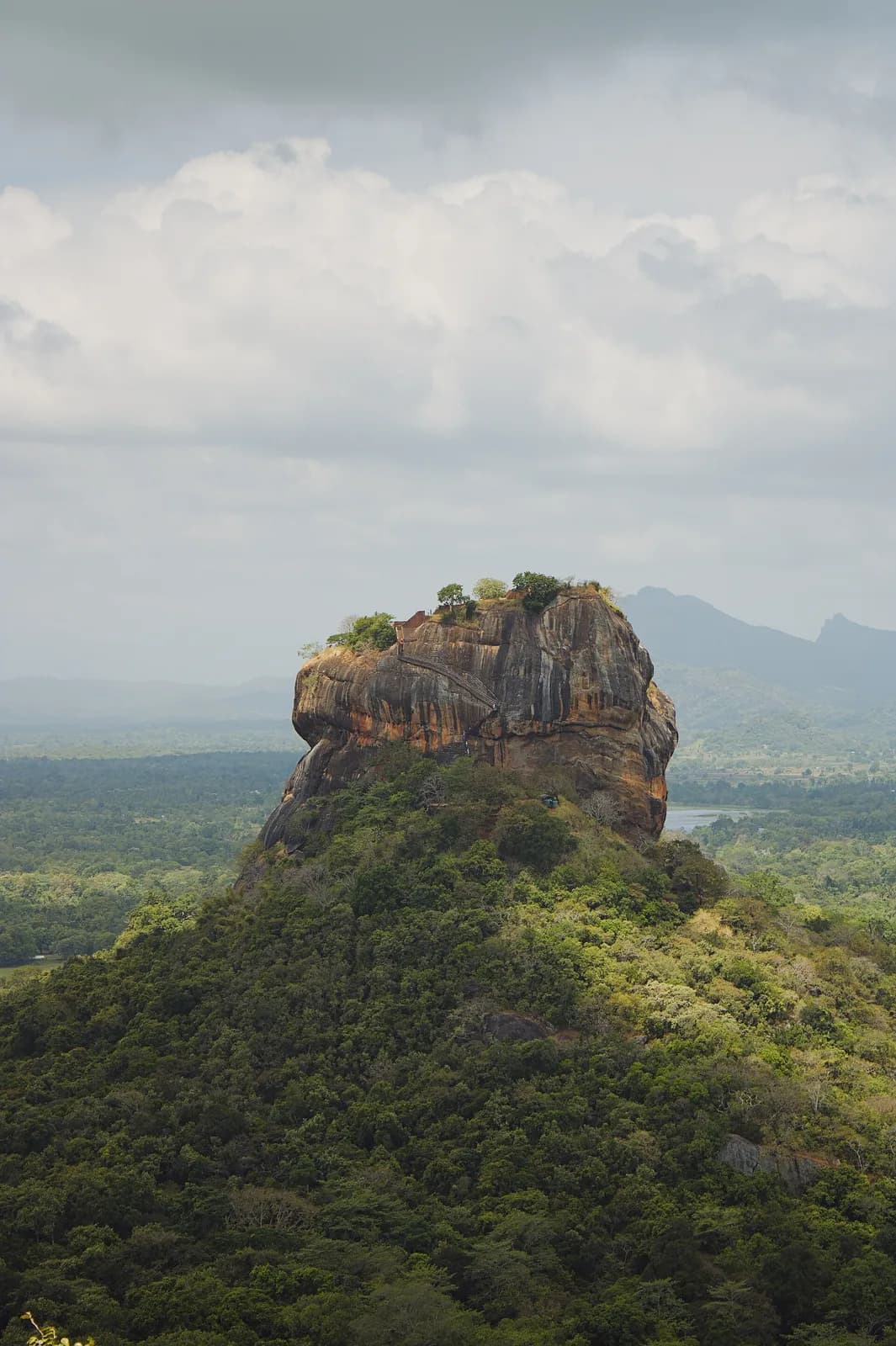 le rocher du Lion de Sigiriya se dresse au-dessus de la jungle du Sri Lanka