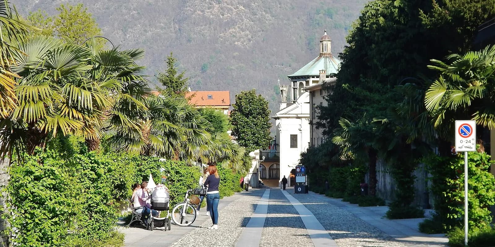 rue piétonne bordée de palmiers menant au sanctuaire dans le centre de Cannobio