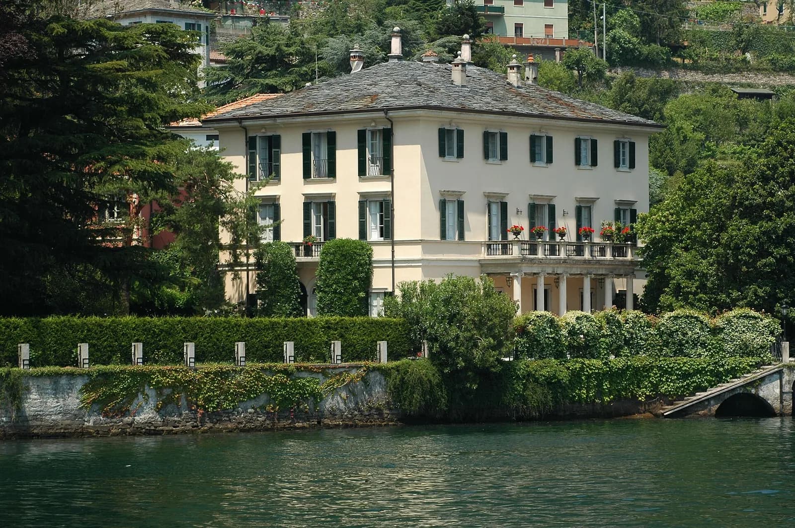 la Villa Oleandra derrière ses haies taillées, propriété privée non visitable