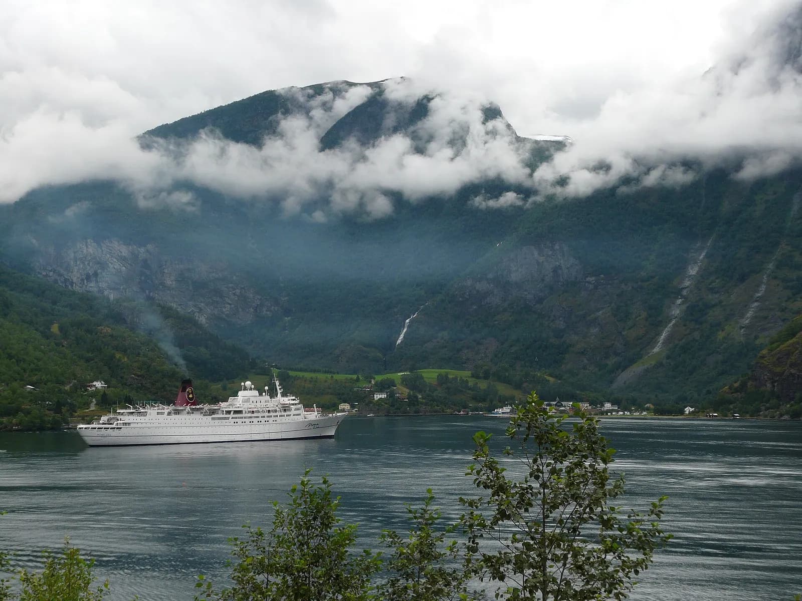 navire sur le fjord à Flåm sous des nuages bas accrochés aux montagnes