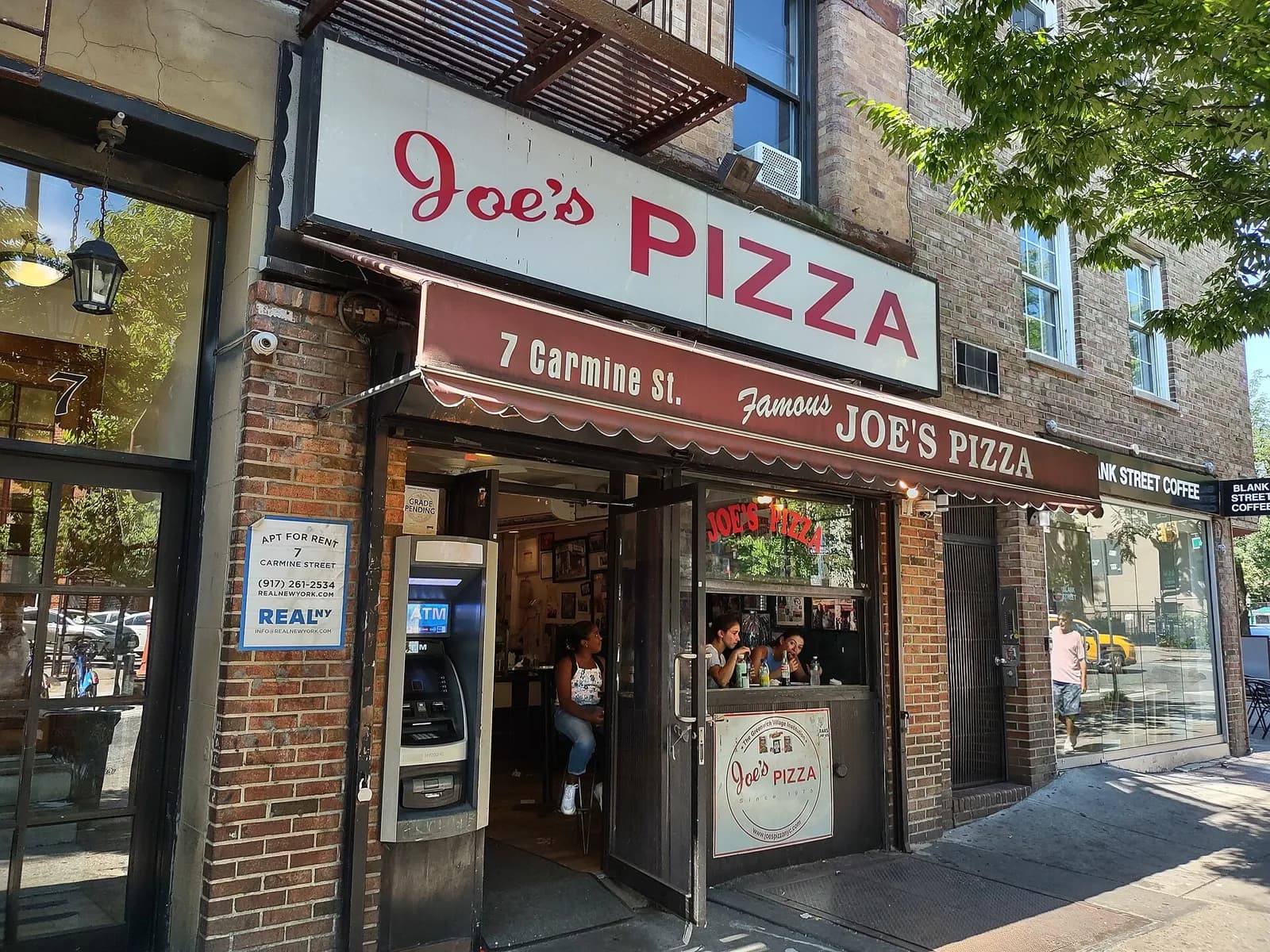 la devanture de Joe's Pizza au 7 Carmine Street, adresse culte de Greenwich Village
