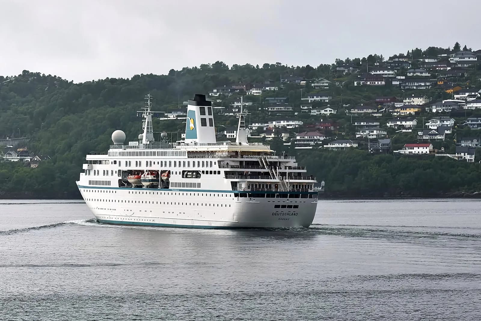 navire de croisière quittant Bergen, vu depuis le parc de Nordnes
