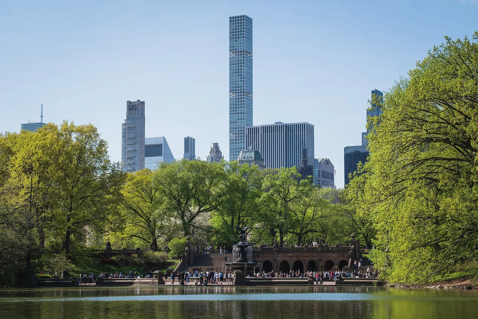 Bethesda Terrace au bord du lac de Central Park, dominée par les gratte-ciels de Billionaires' Row