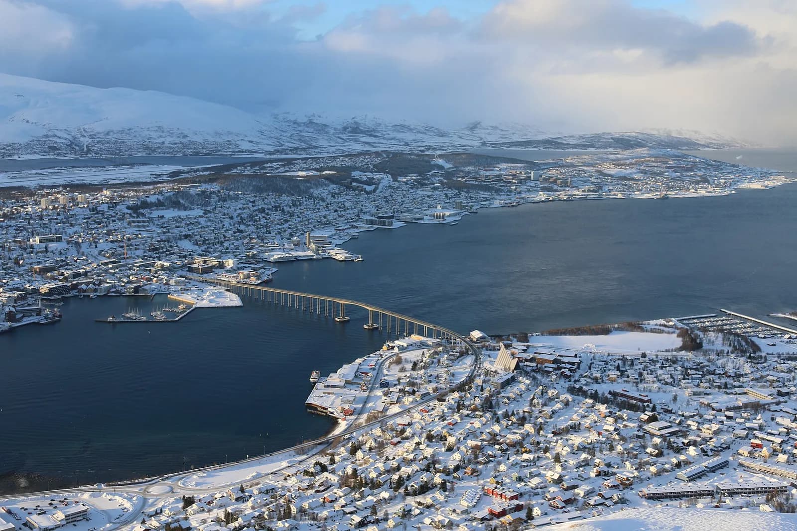 vue d'ensemble de Tromsø enneigée et de son détroit depuis les hauteurs de Fjellheisen