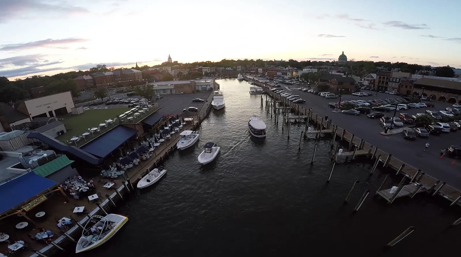 vue aérienne du port d'Annapolis et de ses bateaux, avec le dôme du Capitole au loin