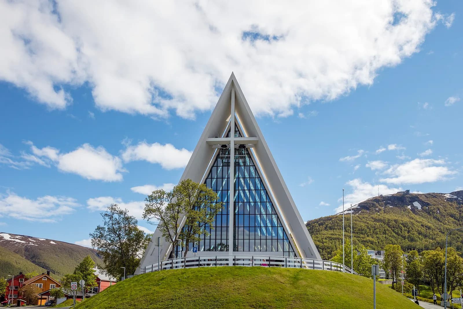 la cathédrale arctique de Tromsø et sa façade triangulaire vitrée sous le ciel bleu