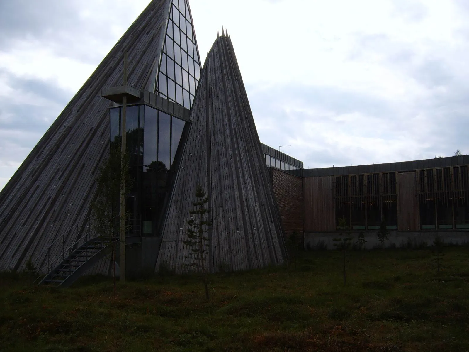 le bâtiment en bois du parlement sami à Karasjok, inspiré des tentes lavvu
