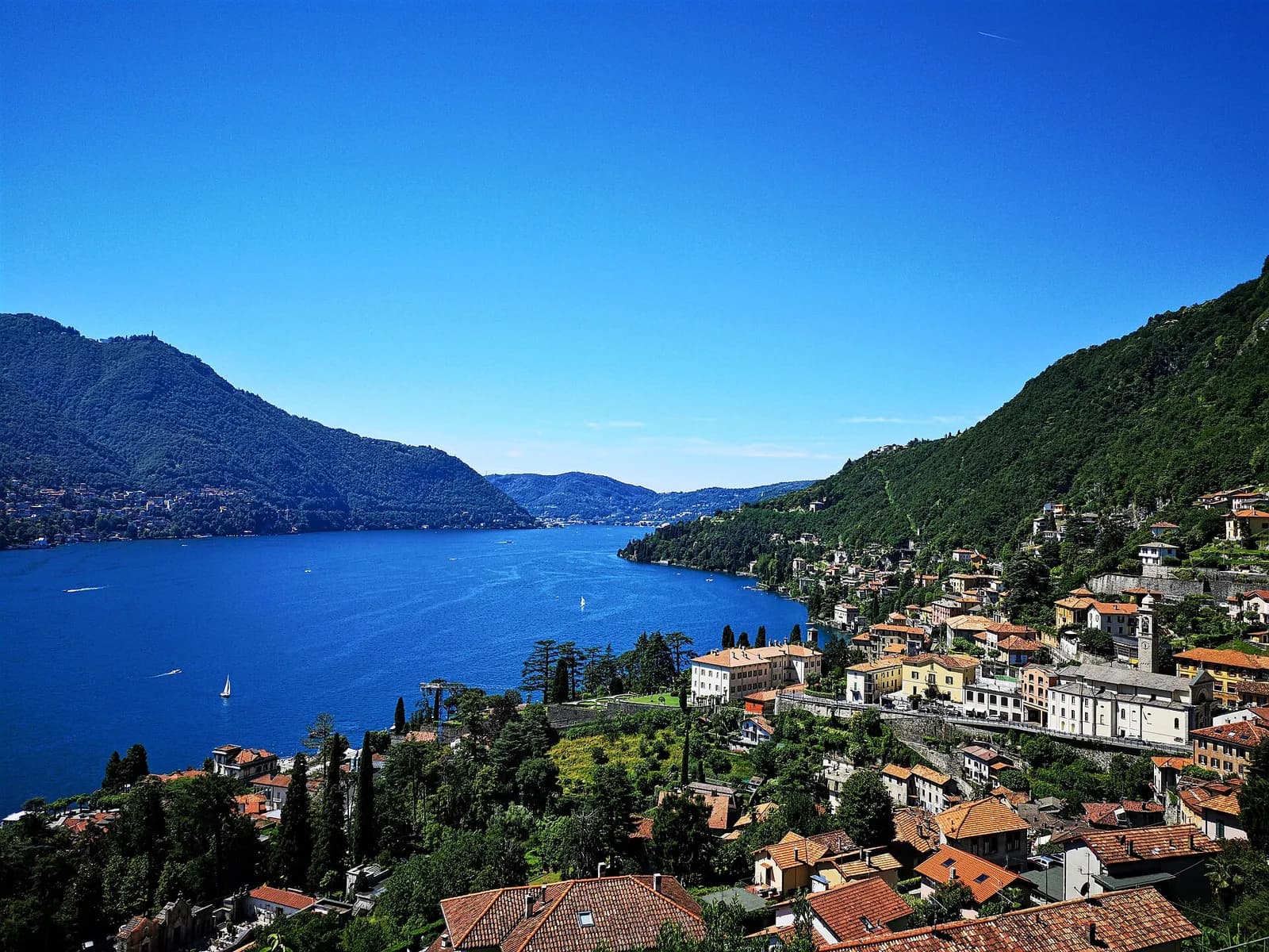vue plongeante sur Moltrasio et le lac de Côme d'un bleu profond