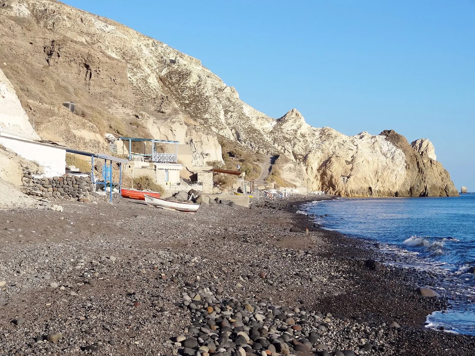 dark pebbles and white cliffs at Mesa Pigadia beach