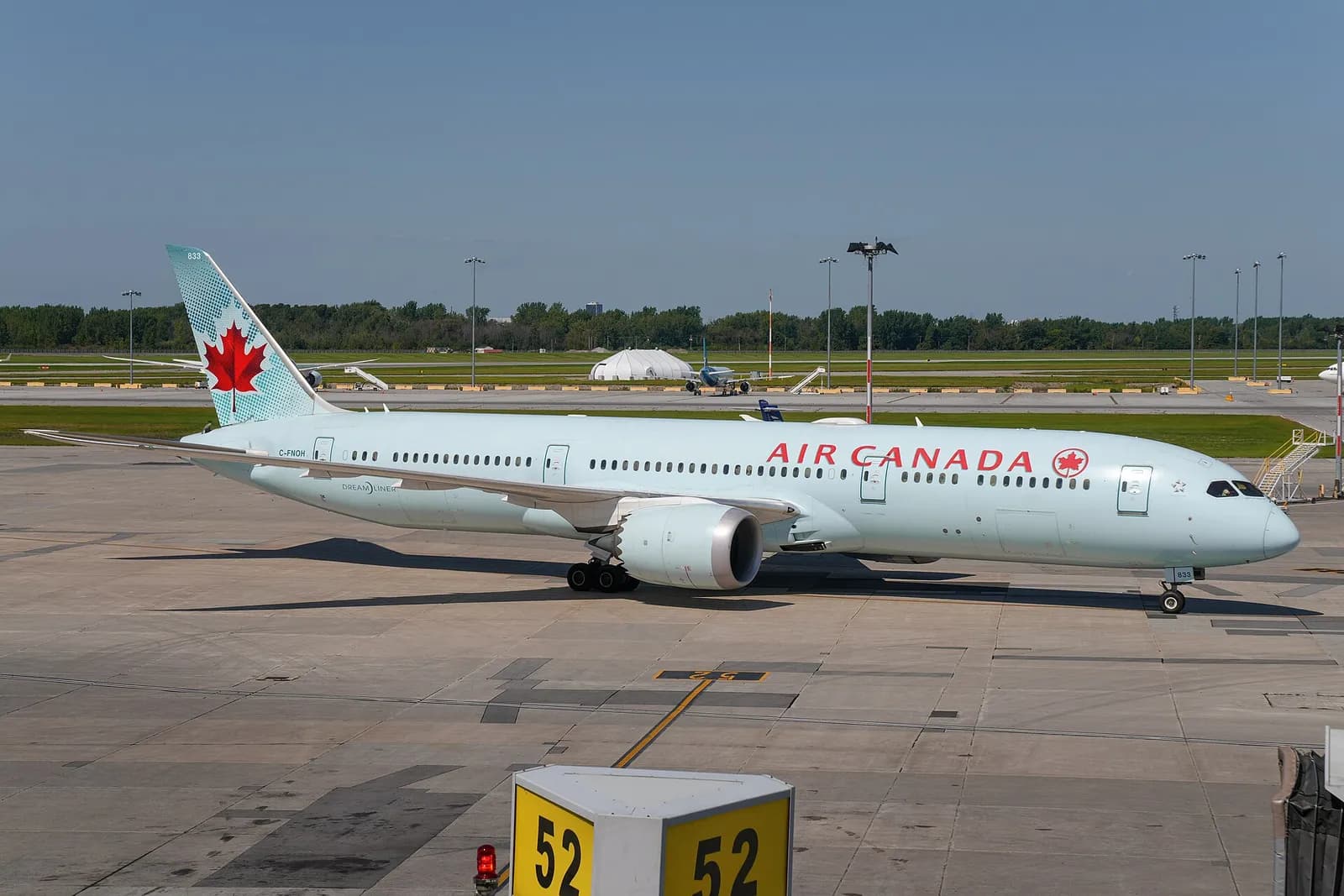 un Boeing 787 d'Air Canada circulant sur le tarmac de l'aéroport Montréal-Trudeau