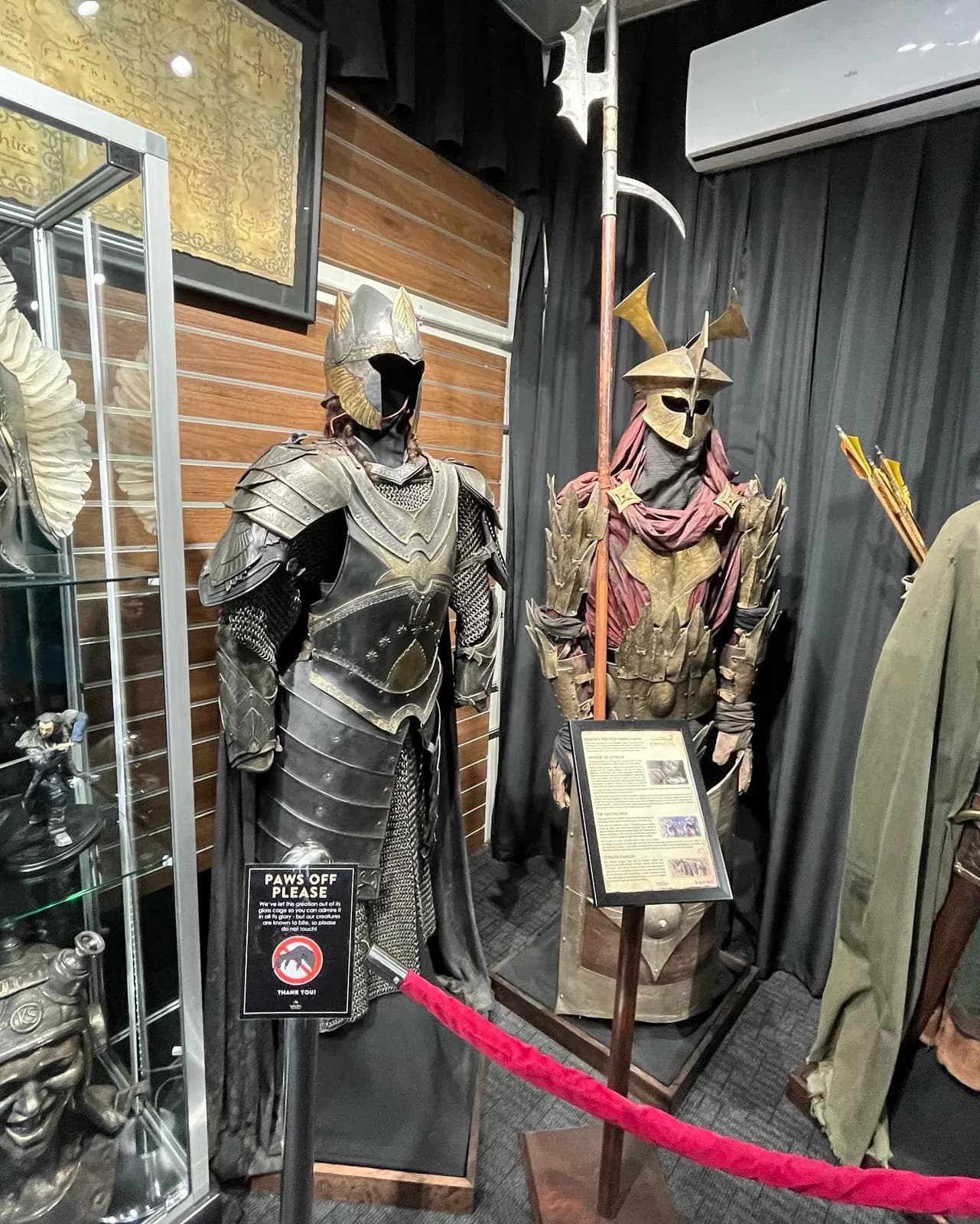 des armures sombres et un costume guerrier exposés chez Weta Workshop