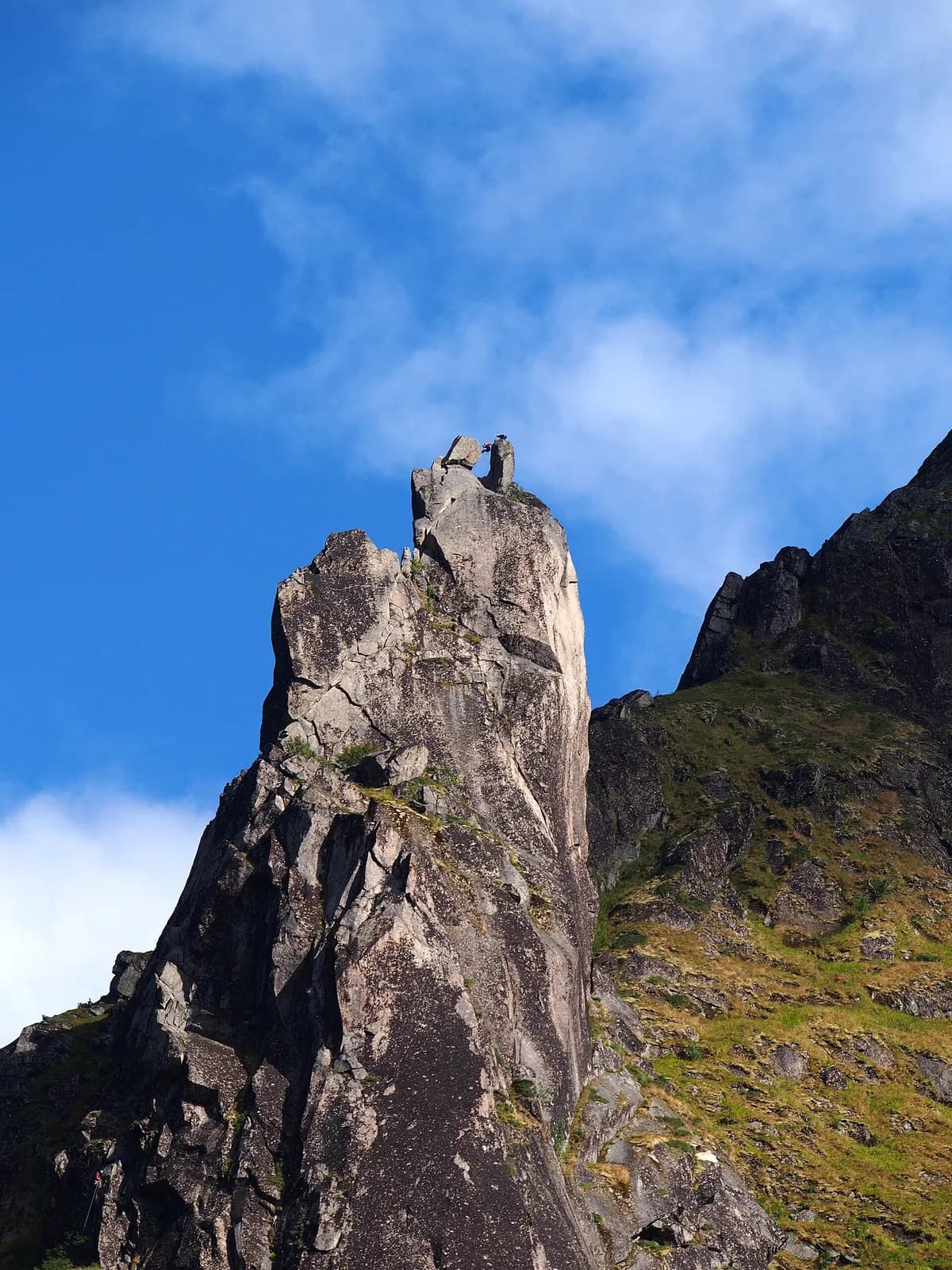 le rocher de Svolværgeita et ses deux cornes caractéristiques dressés au-dessus de Svolvær