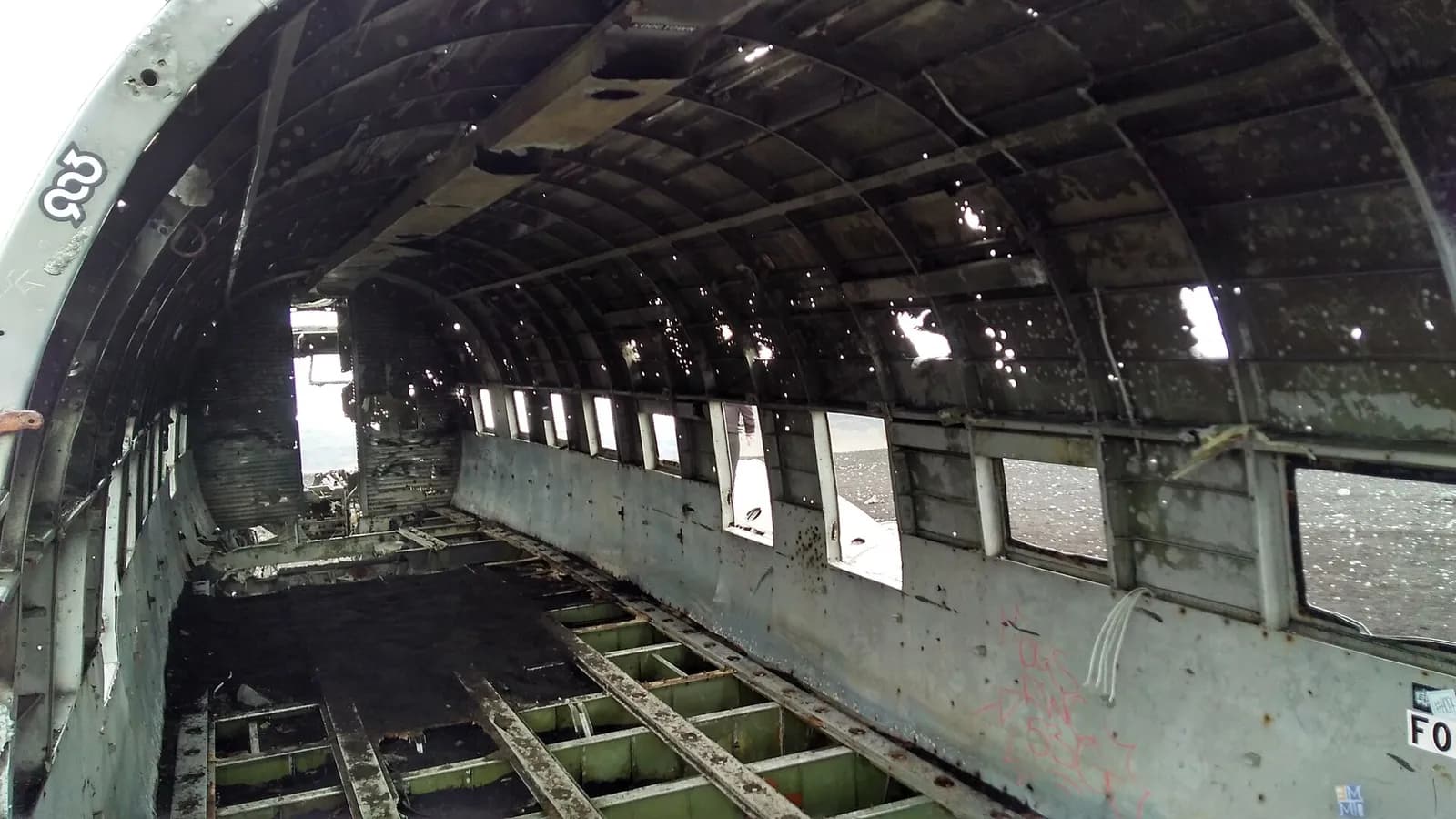 l'intérieur vide et percé de la carlingue de l'épave d'avion de Sólheimasandur