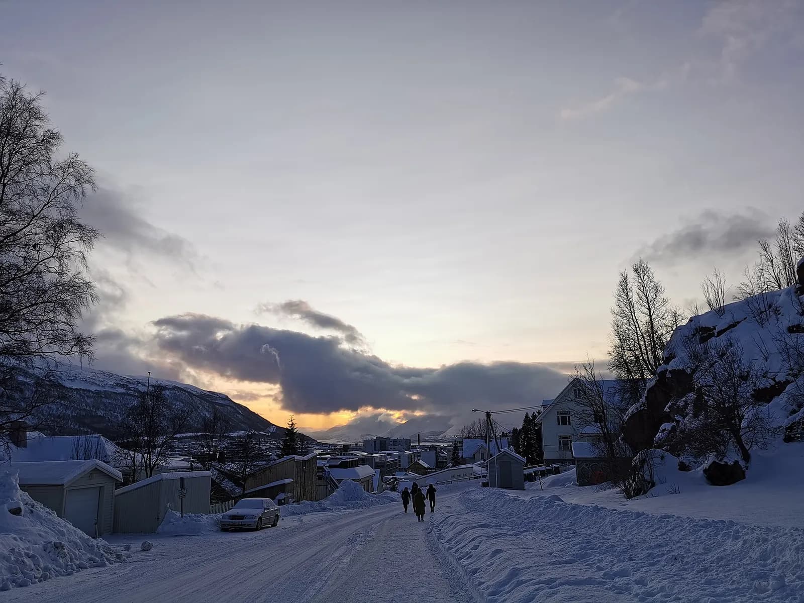 rue enneigée de Tromsø sous un ciel crépusculaire en plein hiver