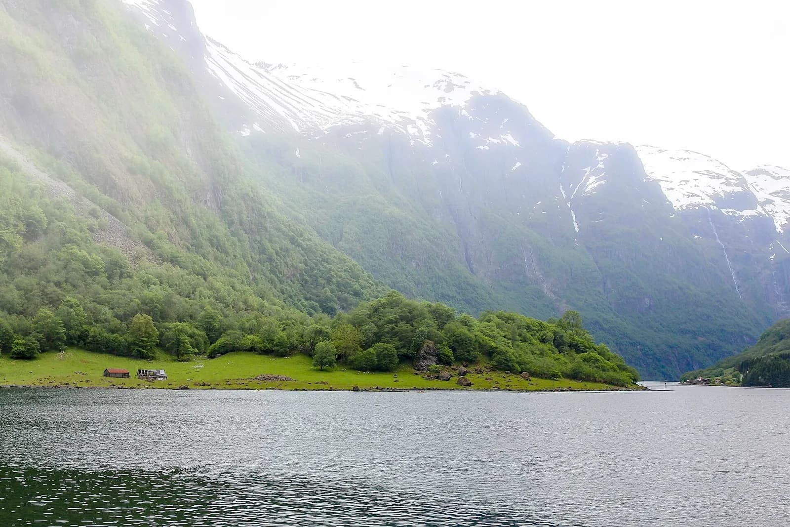 brume et nuages bas sur un fjord norvégien, rappel d'une météo changeante même l'été