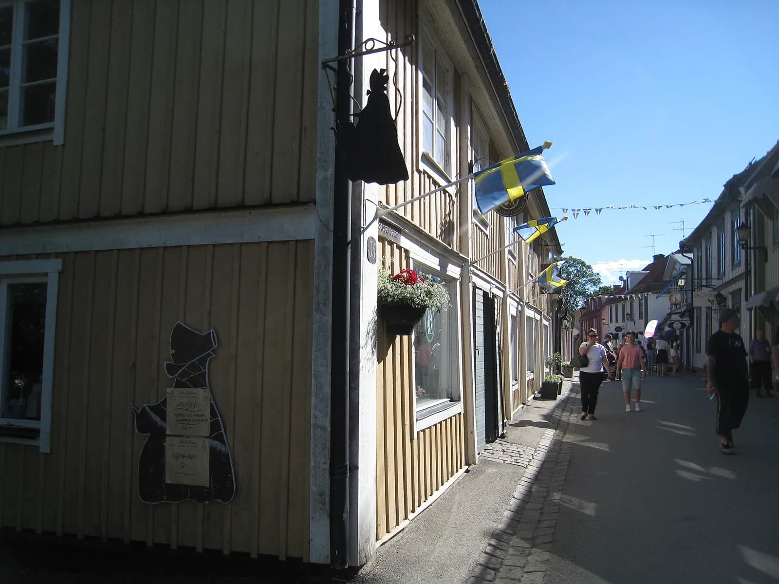 Stora gatan à Sigtuna avec l'enseigne de Tant Bruns Kaffestuga à l'angle