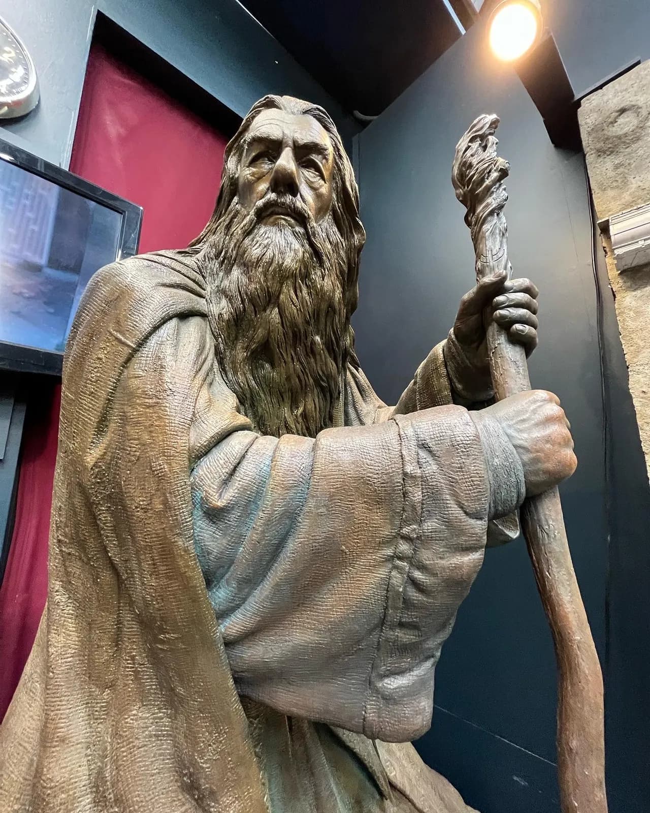 une sculpture de Gandalf avec son bâton exposée chez Weta Workshop
