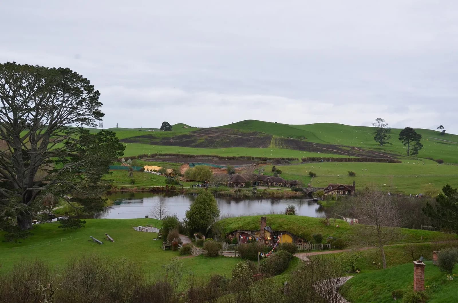 vue sur la vallée verdoyante de Hobbiton, son étang et les collines de la région de Waikato