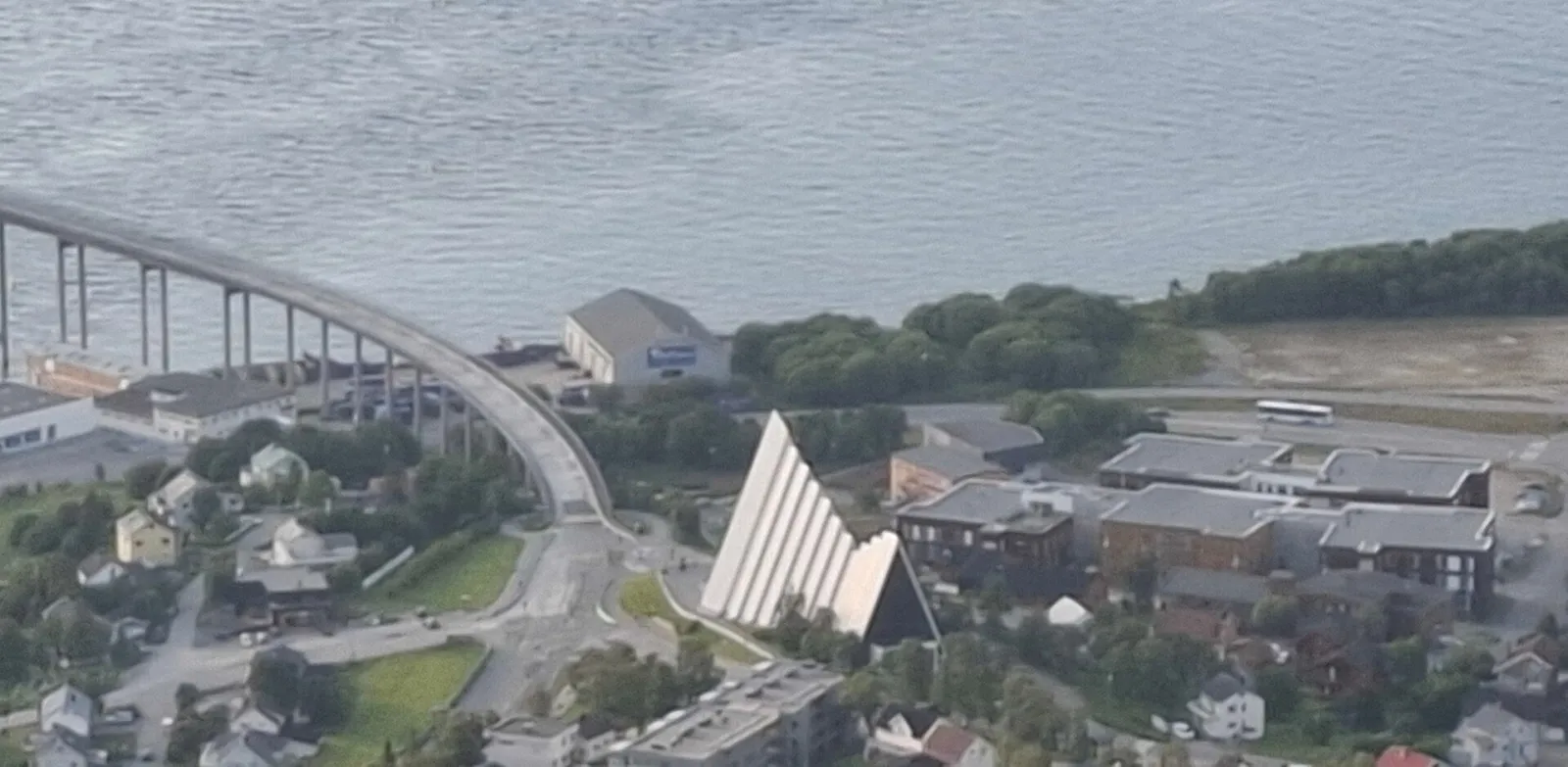 la cathédrale arctique et le pont de Tromsø vus d'en haut depuis le mont Fløya
