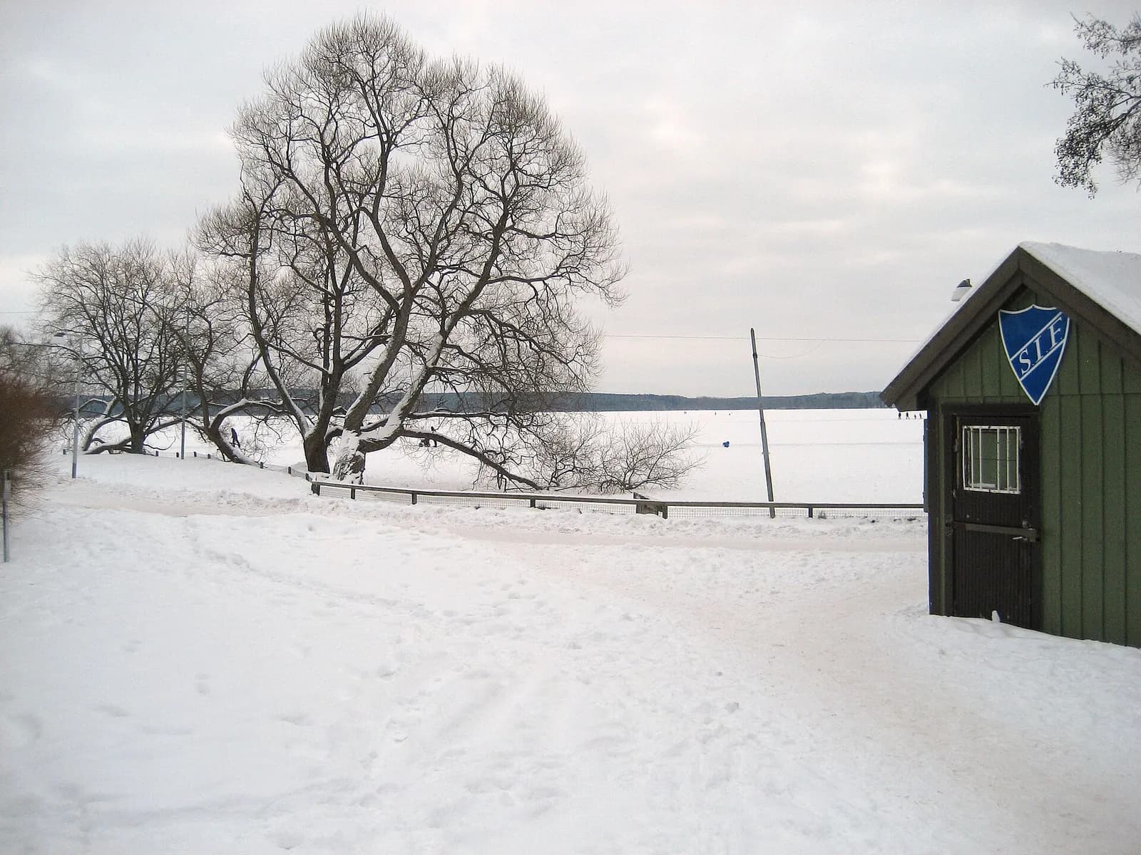la baie de Sigtunafjärden gelée et enneigée en plein hiver à Sigtuna