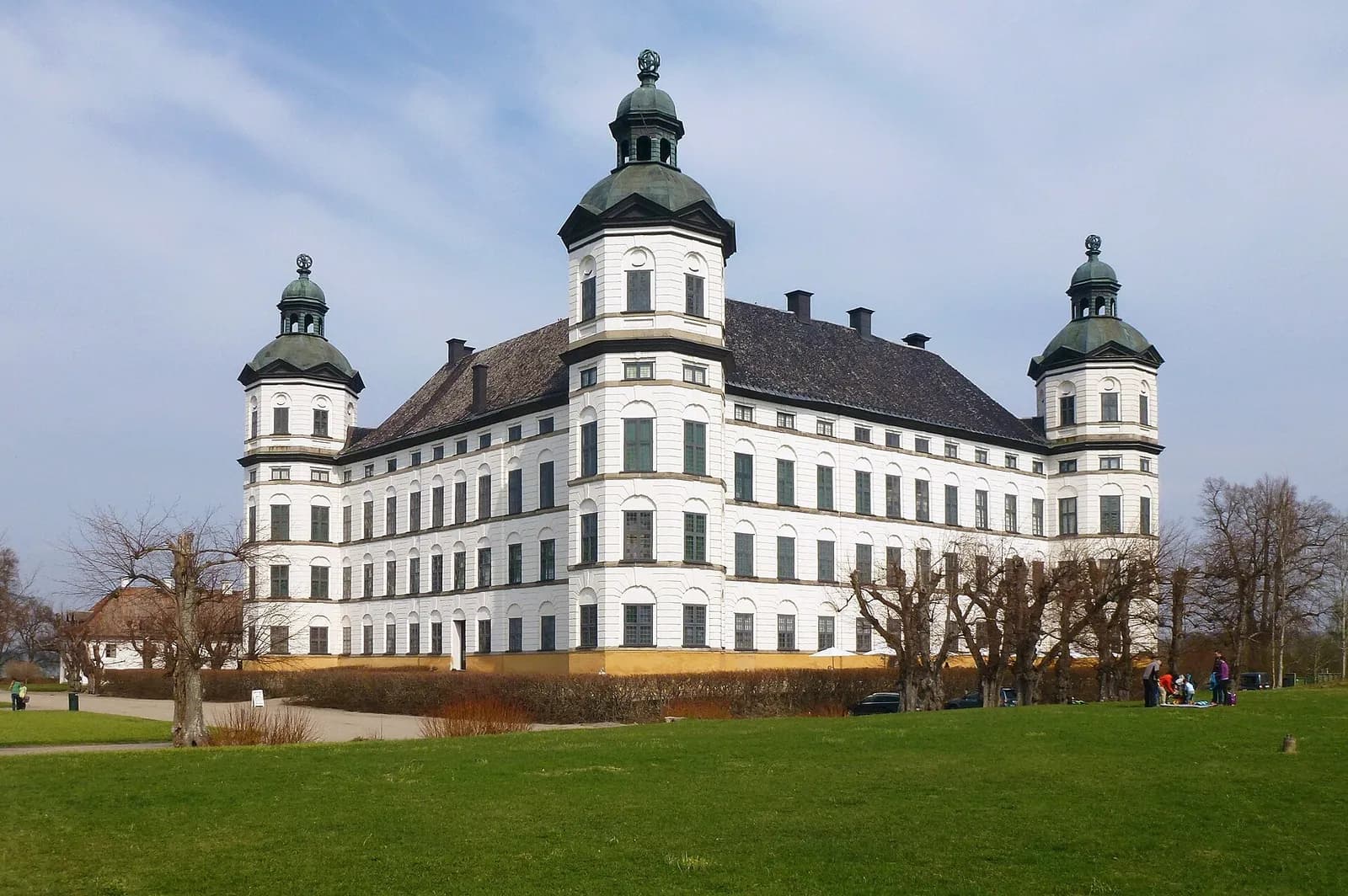 la façade blanche à tourelles du château de Skokloster sous un ciel bleu