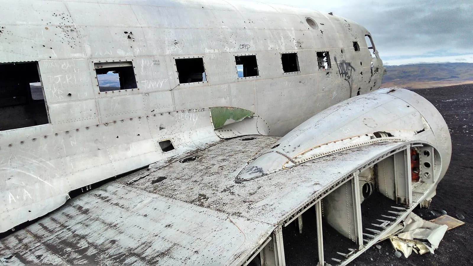 le fuselage et l'aile arrachée du DC-3 abandonné sur la plage de Sólheimasandur
