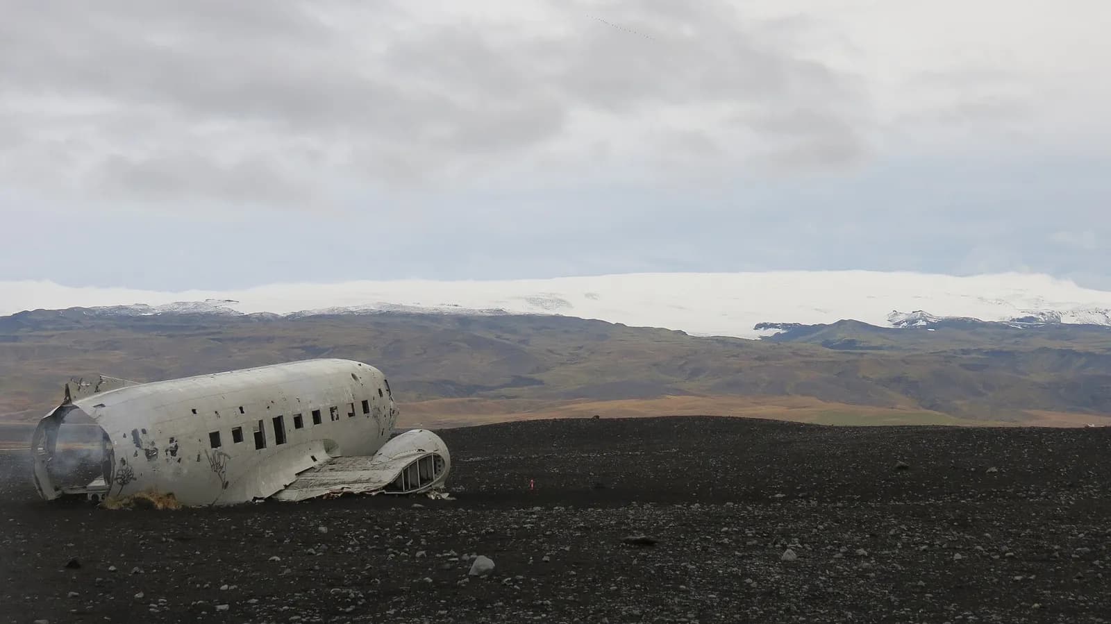 l'épave de l'avion posée dans la plaine de Sólheimasandur, avec le glacier en arrière-plan