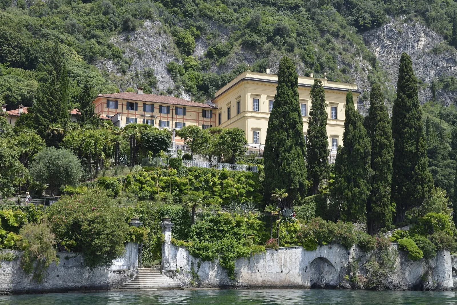 la Villa Cipressi et ses jardins en terrasses plantés de cyprès, vus depuis le lac