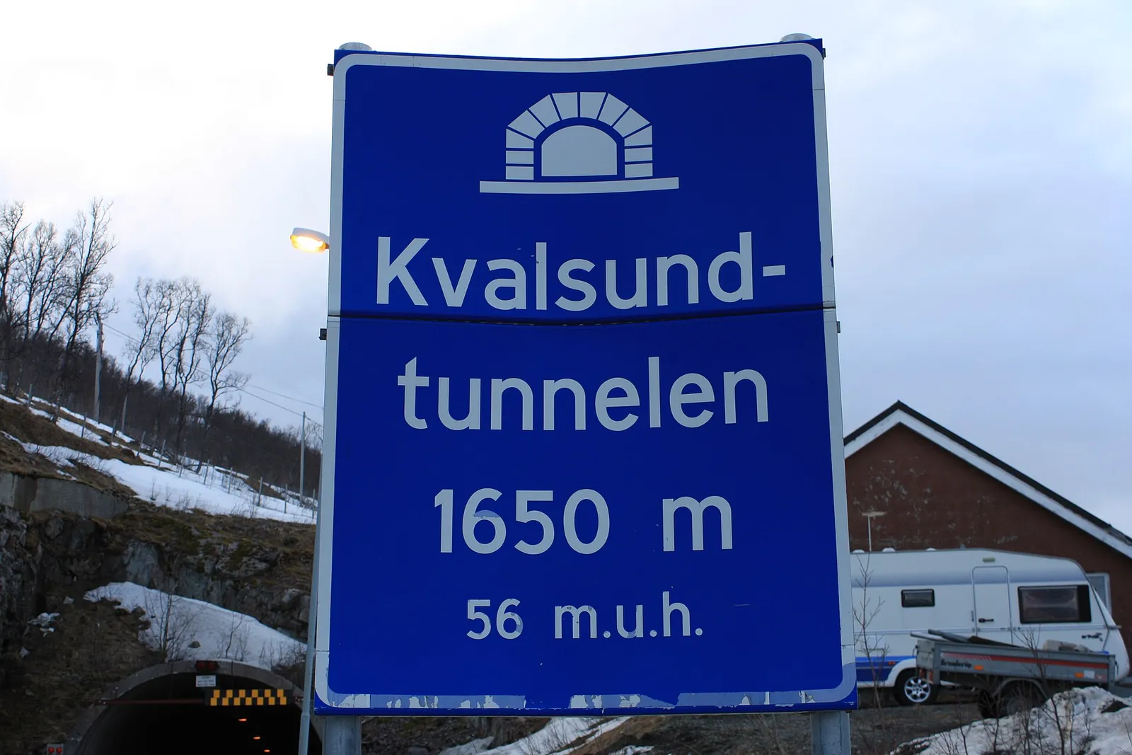 panneau routier bleu annonçant le tunnel sous-marin de Kvalsund, long de 1650 mètres