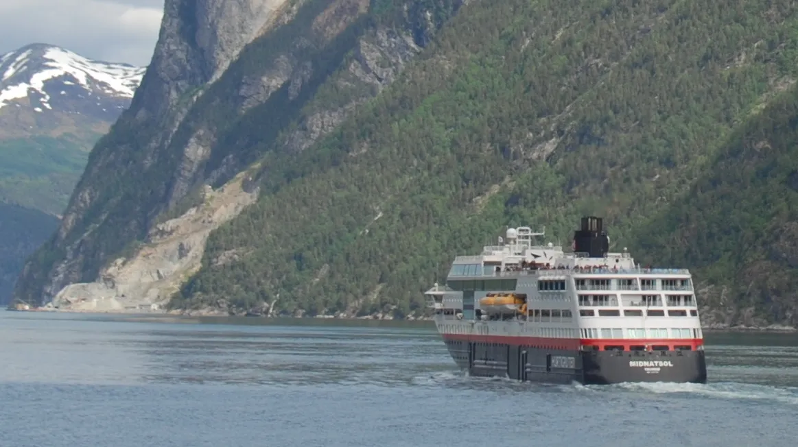 navire Hurtigruten MS Midnatsol naviguant entre les falaises du Storfjord