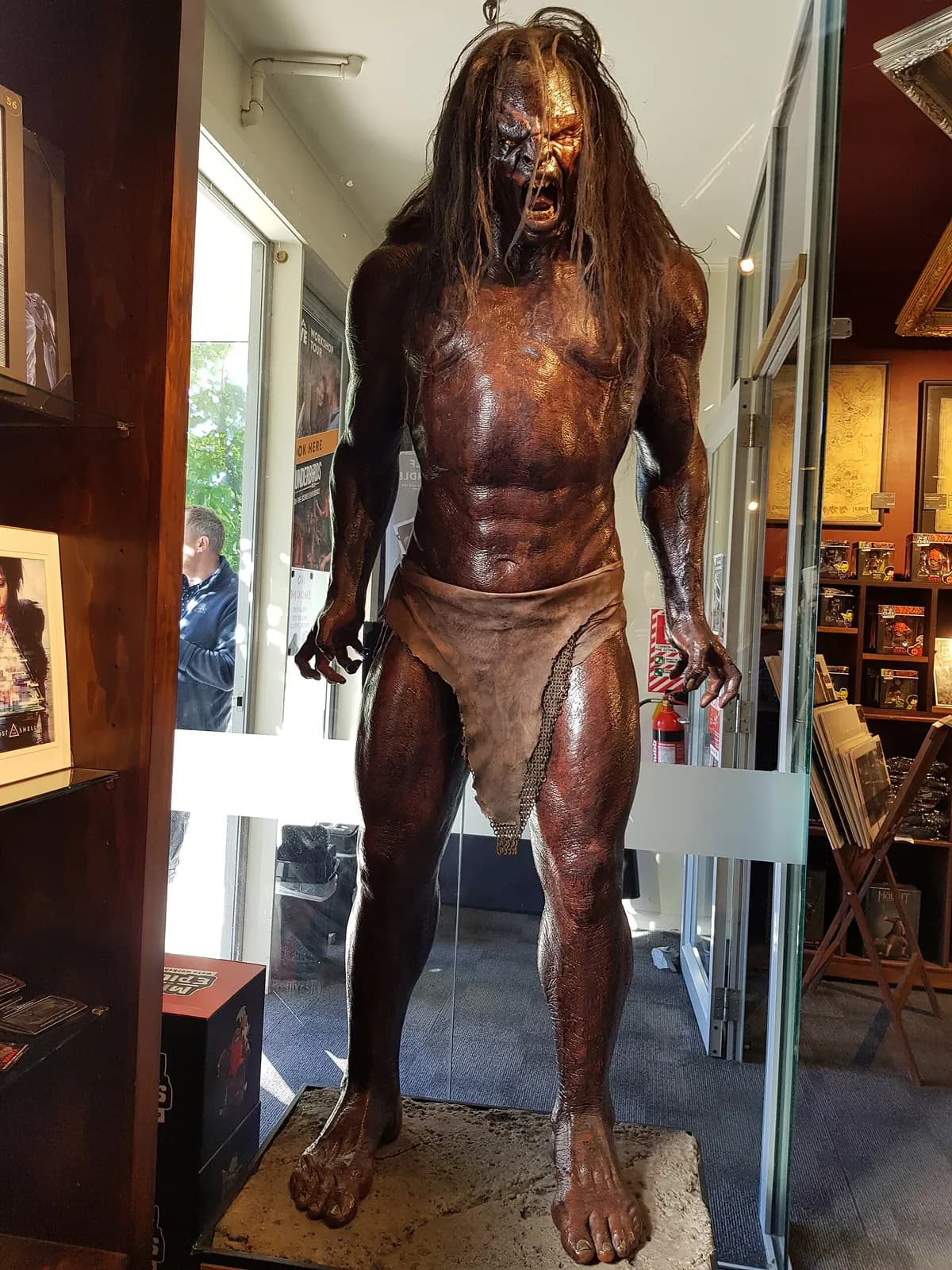 une statue grandeur nature de l'Uruk-hai Lurtz dans la boutique de la Weta Cave