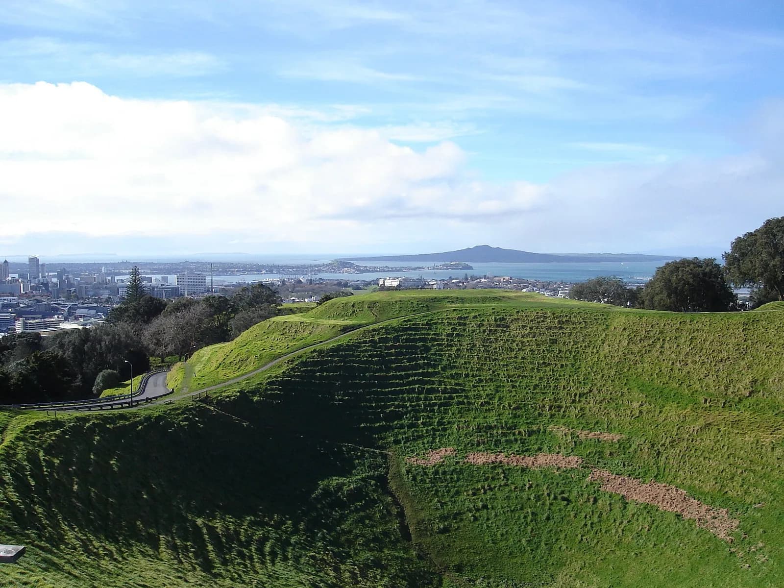 le cratère du mont Eden et la vue sur Auckland et Rangitoto par une journée claire