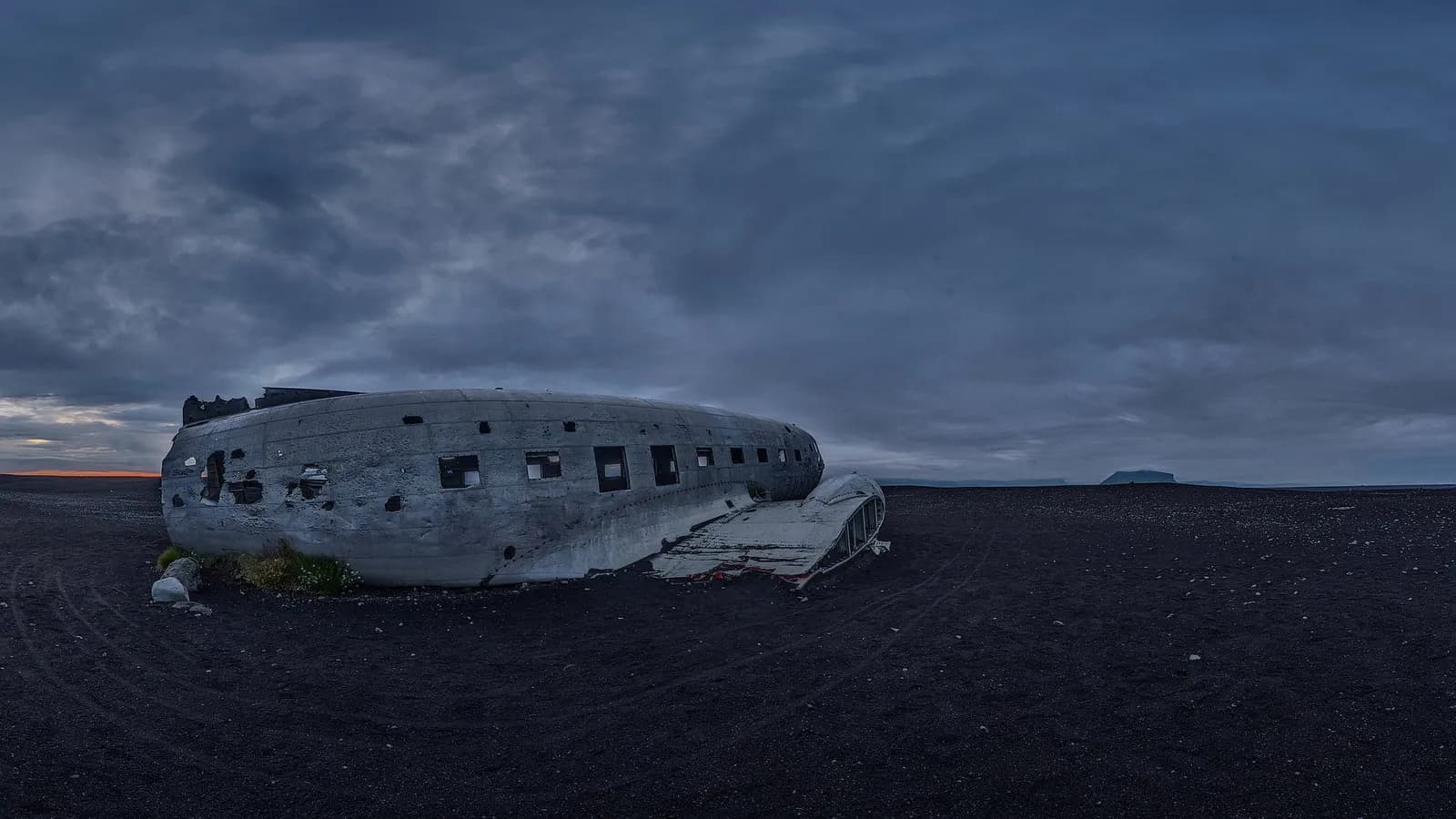 l'épave du DC-3 de l'US Navy échouée sur le sable noir de Sólheimasandur sous un ciel chargé