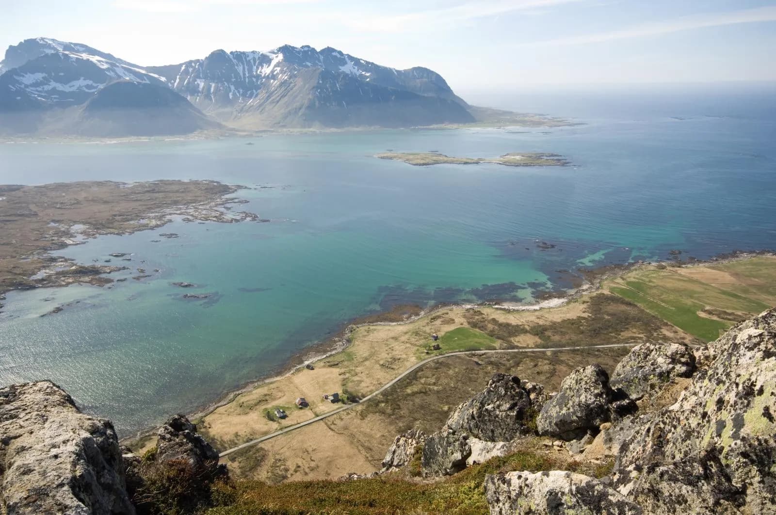 panorama depuis le sommet du mont Hoven sur les eaux turquoise et les plages de Gimsøya