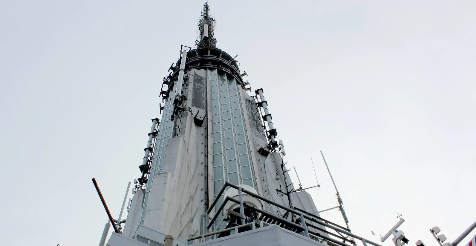 le mât Art déco au sommet de l'Empire State Building et ses antennes