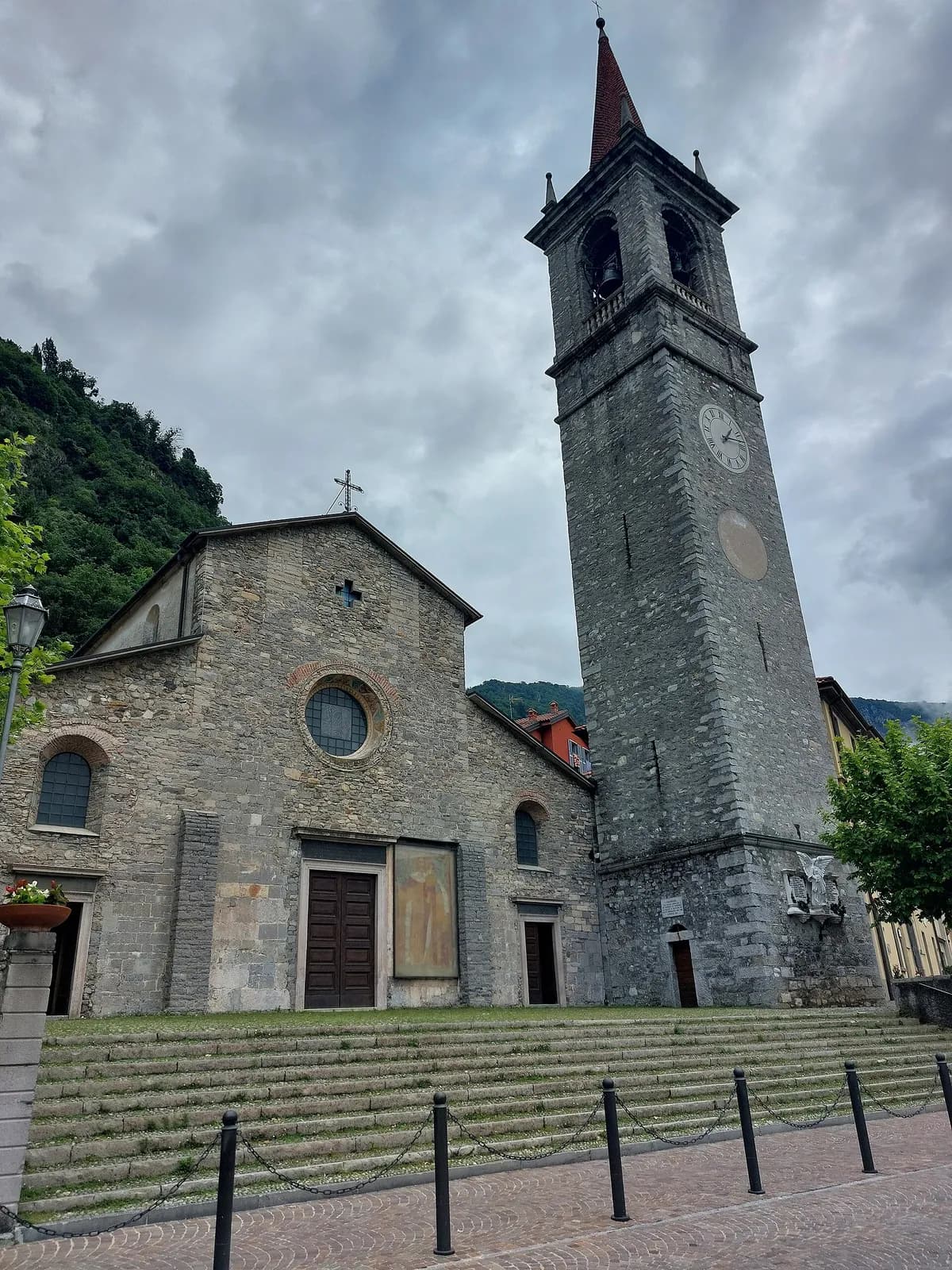 la façade en pierre de l'église San Giorgio et son clocher à Varenna