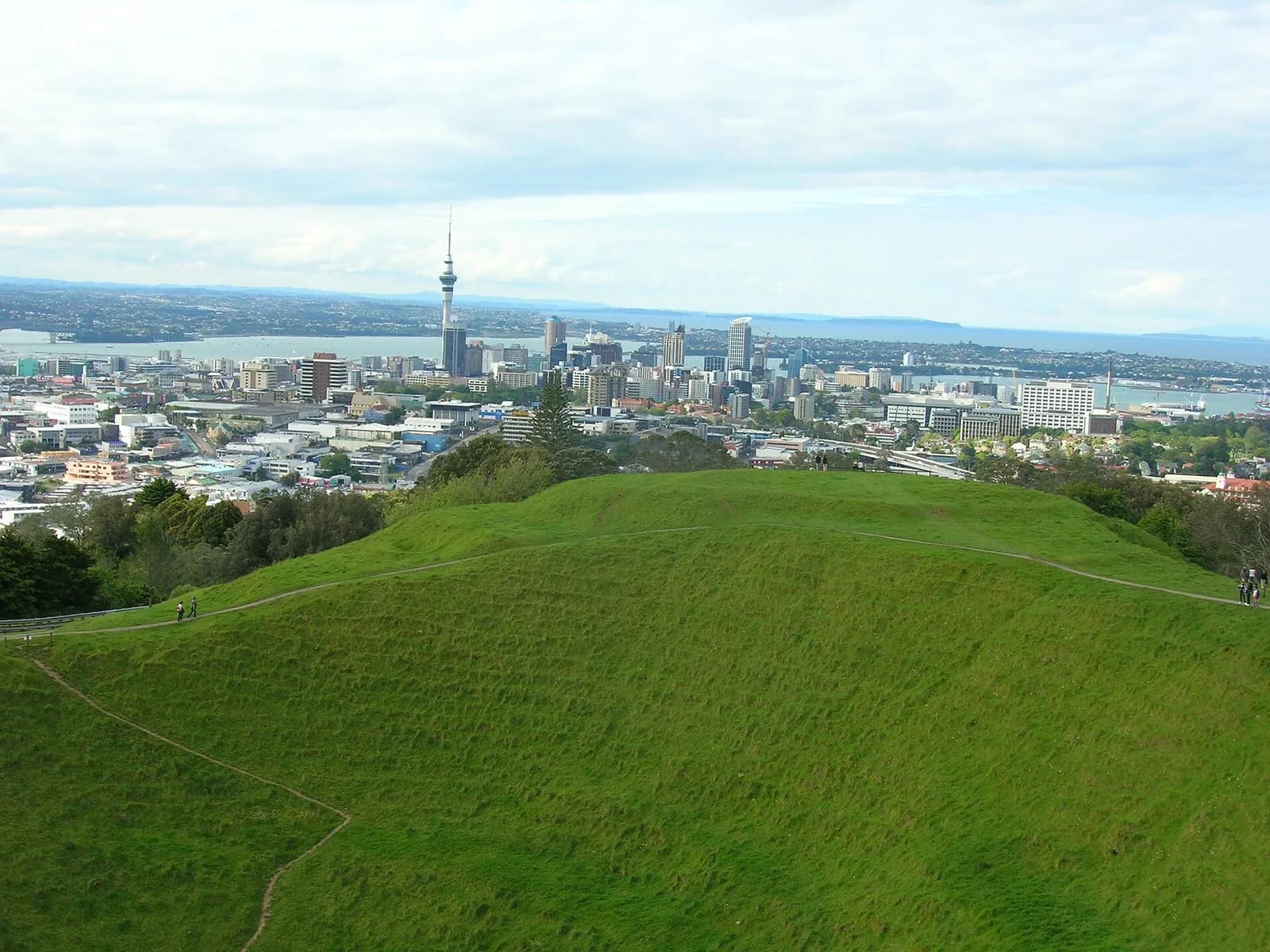 le bord du cratère du mont Eden avec la ville d'Auckland en arrière-plan