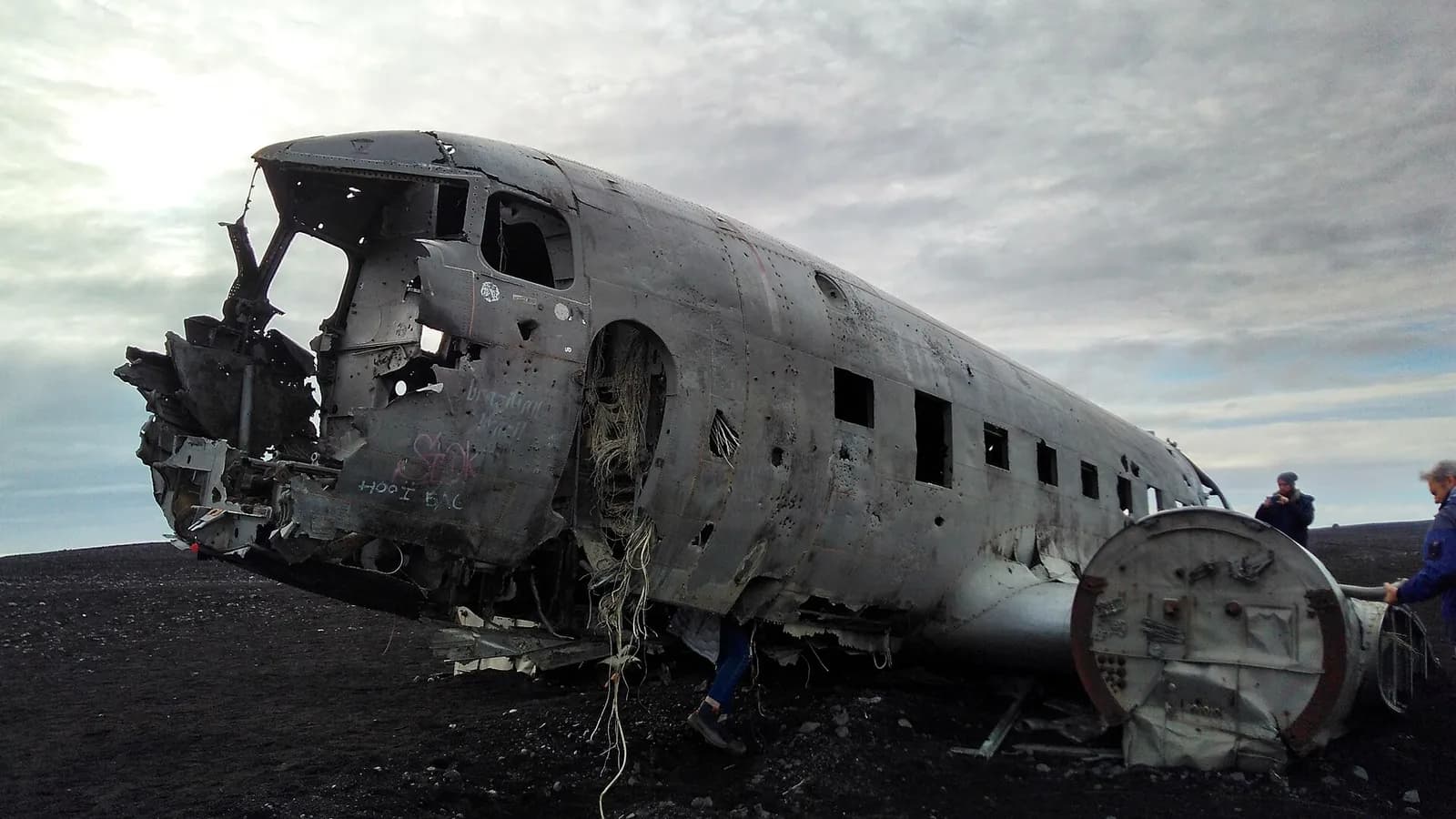 visiteurs autour de l'épave du DC-3 de Sólheimasandur, devenue un site très photographié