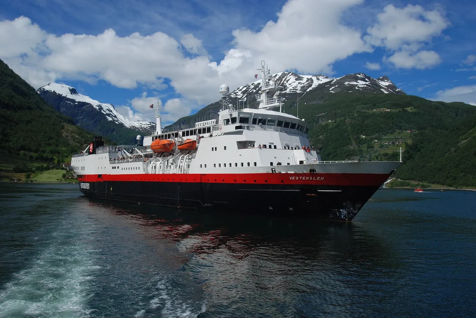 navire Hurtigruten MS Vesterålen naviguant dans le Geirangerfjord