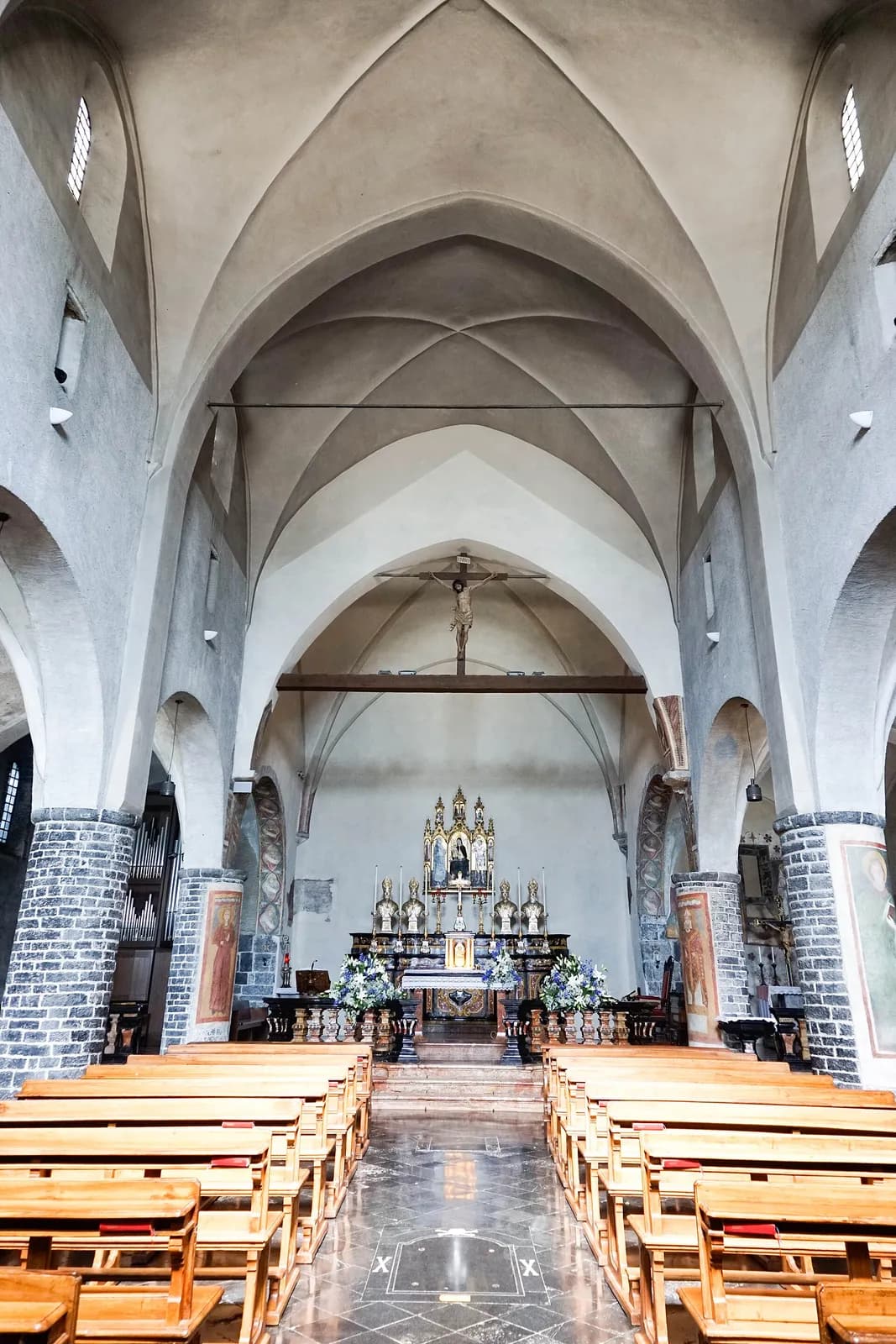 la nef voûtée et l'autel de l'église San Giorgio à Varenna