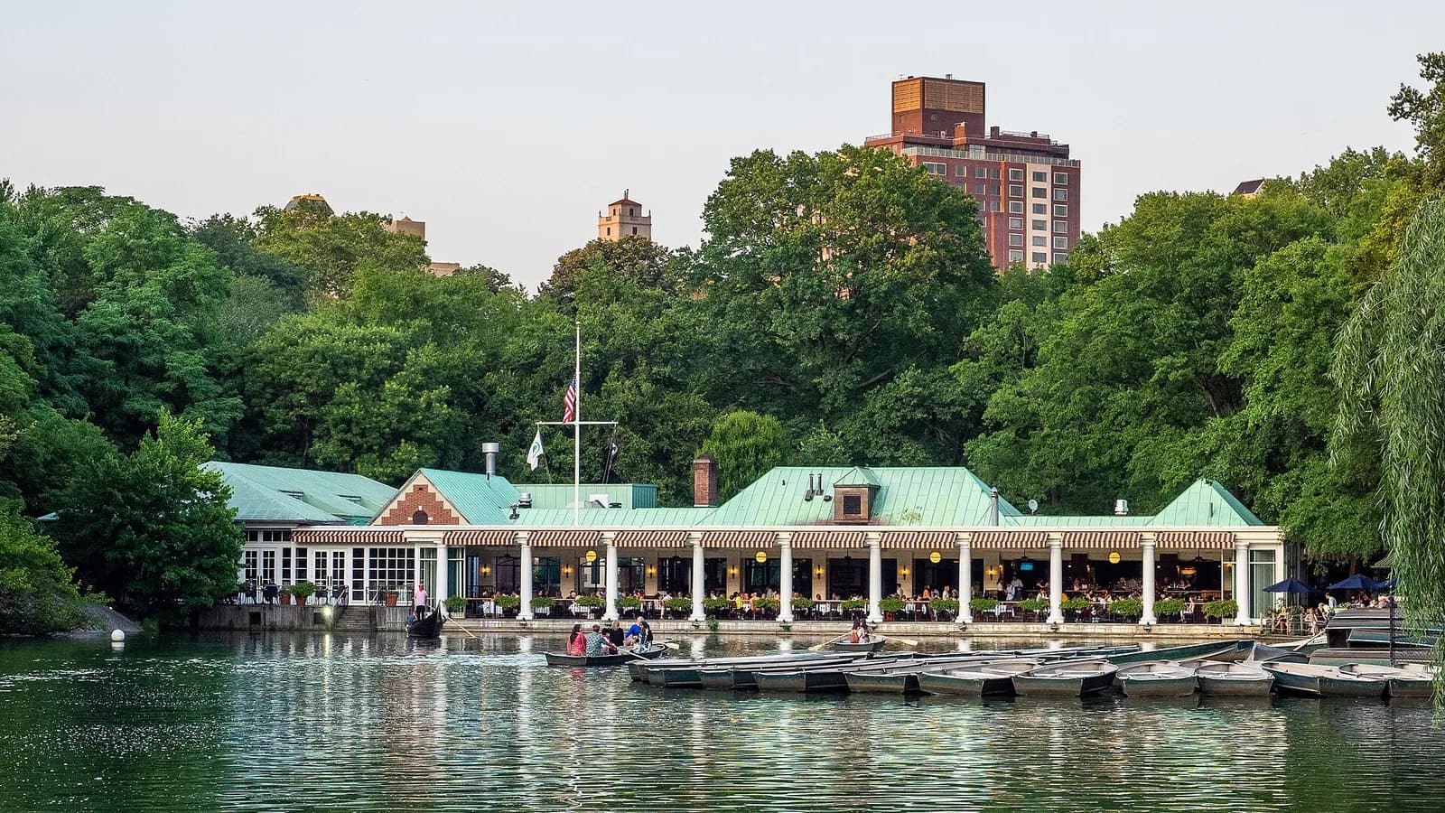le Loeb Boathouse et ses barques amarrées au bord du lac de Central Park