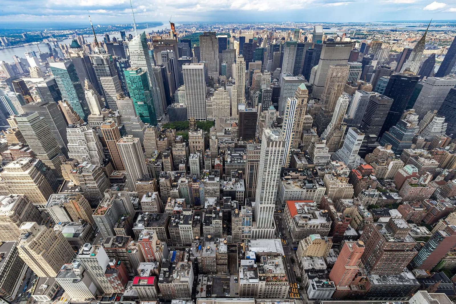 vue plongeante sur les toits et gratte-ciels de Midtown depuis l'Empire State Building
